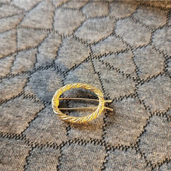 Elegant Gold-Tone Twisted Circle Hair Clip - Picture 3 of 4
